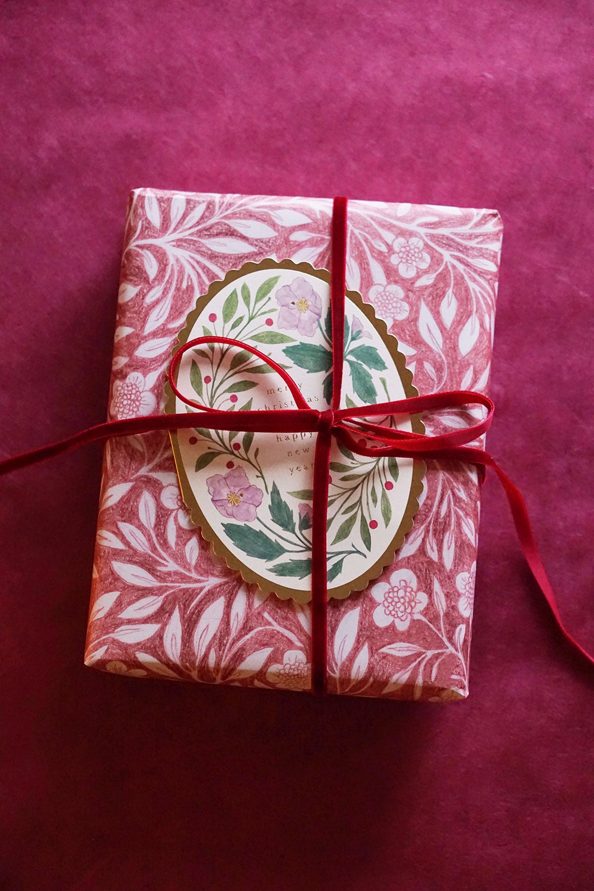 Oval floral merry christmas card - merry christmas & happy new year with pink gift wrapping paper + red ribbon- wallflower