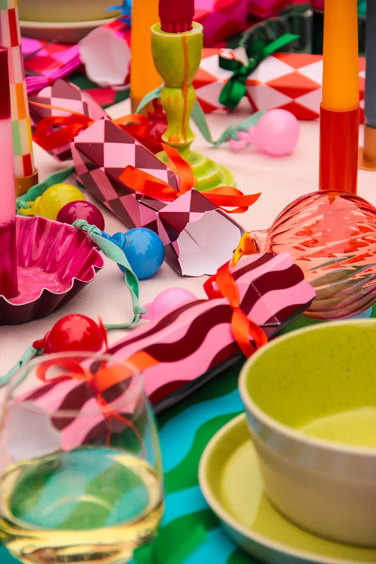 Colorful Christmas table setting red + pink Christmas crackers