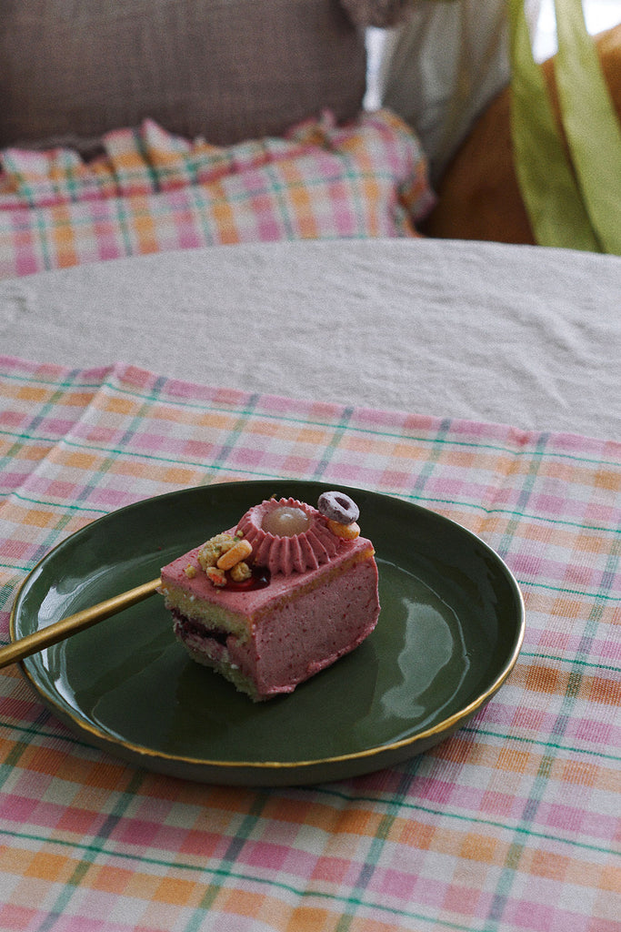 archive new york marguerite table runner with cake plate ✿ shop artisan home on wallflower